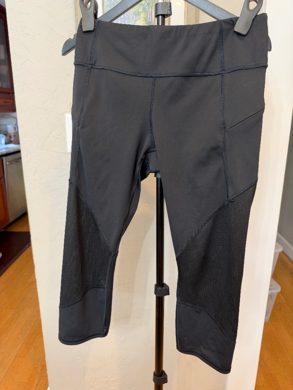 Athleta Black Mesh Panel Cropped Capri Workout Leggings Zip Pockets Size M